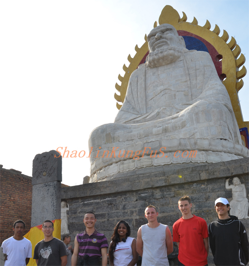 Students in local famous tourist attractions 