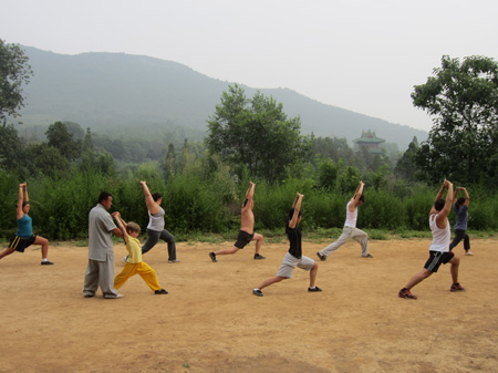 The master help students to learn kung fu in shaolin temple.